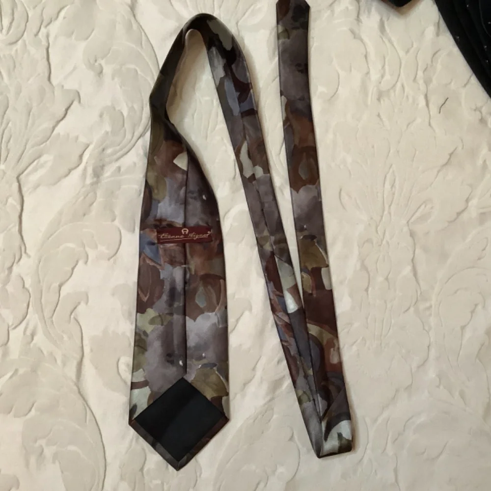 EUC bundle‎ ties Oscar de la Renta & Aigner